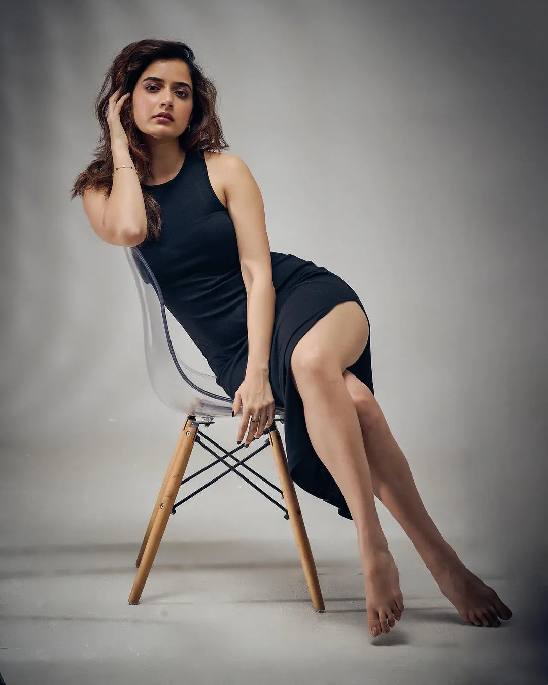 ASHIKA RANGANATH LONG LEGS SHOW IN MINI BLACK SKIRT 7